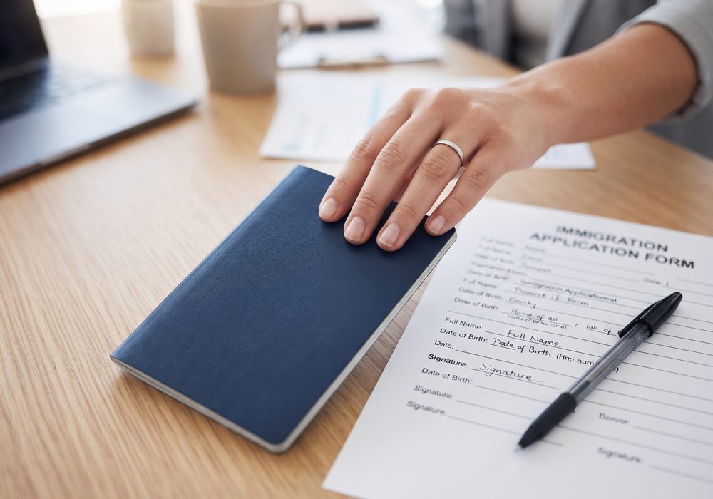 Ausweisheft und Formular auf einem Tisch